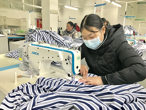 鄧?yán)^燕在“金溪被服”認(rèn)真工作。華龍網(wǎng)-新重慶客戶(hù)端 陳攀攝 鄧?yán)^燕在“金溪被服”認(rèn)真工作。華龍網(wǎng)-新重慶客戶(hù)端 陳攀攝