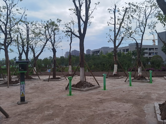 和澤家園社區(qū)8號崗外荒地新建的充電樁。和澤家園社區(qū)供圖