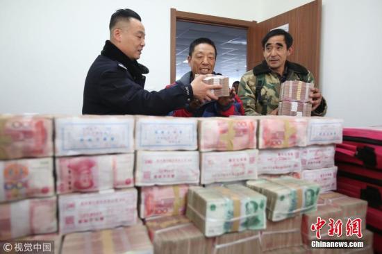資料圖：12月12日下午，沈陽渾南農民工維權中心辦公室。1400萬巨款被拖欠的農民工工資被追回，并當場發放給農民工。 陸瑤 攝 圖片來源：視覺中國 文字來源：東北...